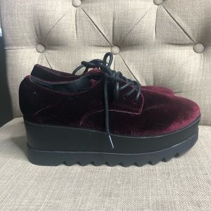 (NEW) Steve Madden Maroon Velvet Platform Sneaker